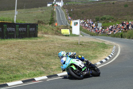 Dean Harrison se lleva la segunda carrera de Supersport en el IOMTT y Michael Dunlop una sanción