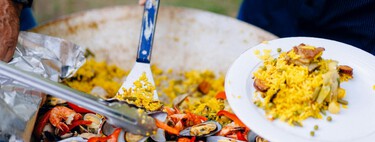 Recalentar el arroz no es buena idea. Una microbióloga avisa de los peligros de guardar para otro día la paella