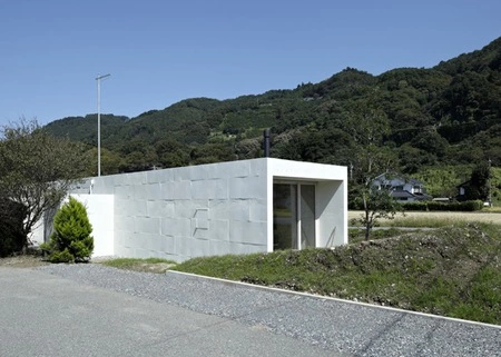 Puertas abiertas: una casa japonesa de bajo presupuesto inspirada en la naturaleza