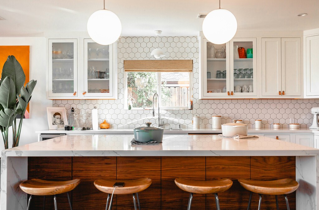 Adiós a las cocinas abiertas: la nueva tendencia que se lleva en 2026 y que evita olores y ruido sin perder luminosidad
