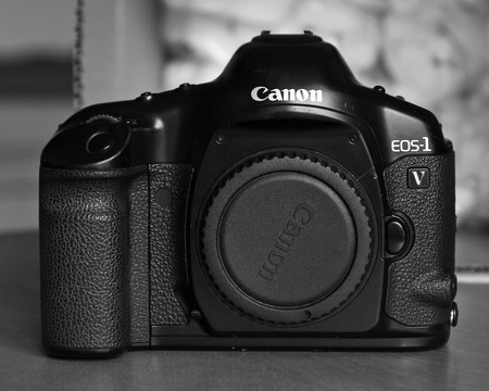 Canon deja de fabricar la EOS-1v, lo que su supone abandonar definitivamente las cámaras de película química