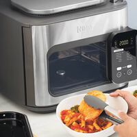 Ninja tiene este electrodoméstico 2 en 1: horno y freidora de aire en un mismo cacharro y que es perfecto para familias grandes