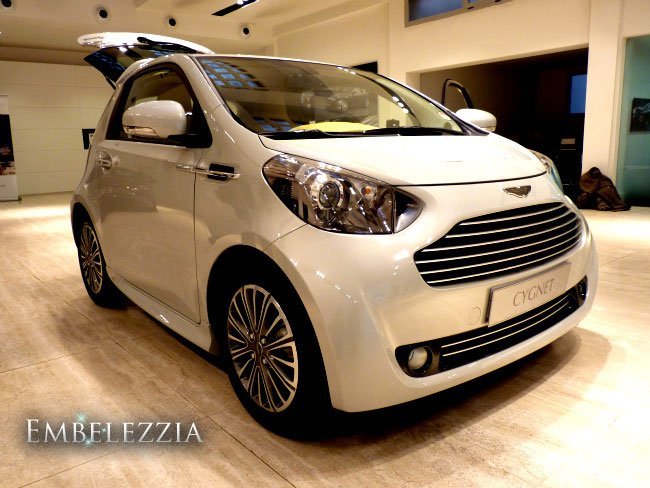 Asistimos al lanzamiento del Aston Martin Cygnet, el más pequeño de la casa británica