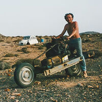 Convirtió su viejo Citroën 2CV averiado en una moto para sobrevivir al calor del desierto de Marruecos. Cuando volvió a la civilización le pusieron una multa