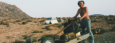 Convirtió su viejo Citroën 2CV averiado en una moto para sobrevivir al calor del desierto de Marruecos. Cuando volvió a la civilización le pusieron una multa
