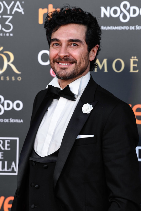 José Manuel Seda abre la alfombra roja de los premios Goya con un look clásico y elegante