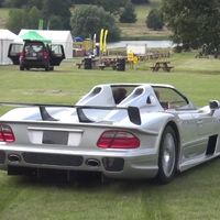 Esta sí que es forma de disfrutar de un Mercedes-Benz CLK GTR Roadster fuera de su habitat 