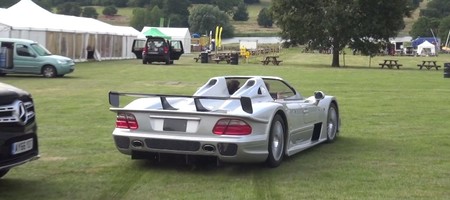 Esta sí que es forma de disfrutar de un Mercedes-Benz CLK GTR Roadster fuera de su habitat