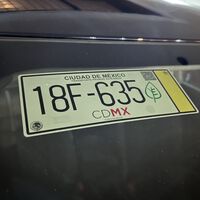 No, un auto con placa verde no necesita además el holograma de exento para evitar el Hoy No Circula