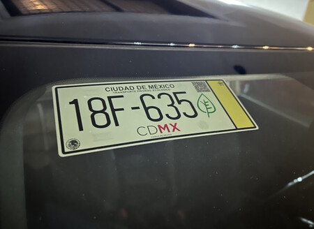 No, un auto con placa verde no necesita además el holograma de exento para evitar el Hoy No Circula