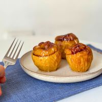 Manzanas asadas en la freidora de aire, un postre saludable y rápido para no encender el horno