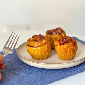 Manzanas asadas en la freidora de aire, un postre saludable y rápido para no encender el horno