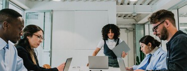 La jornada laboral de 40 horas podría cambiar primero las oficinas: más de la mitad de los empleados administrativos serían afectados