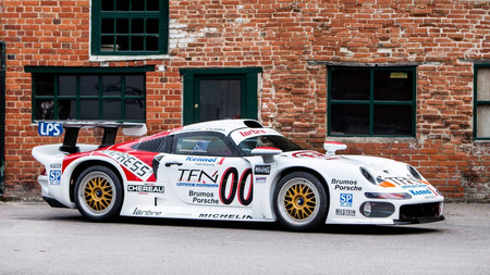 Este espectacular Porsche 911 GT1 de Le Mans es apto para la calle y está a la venta