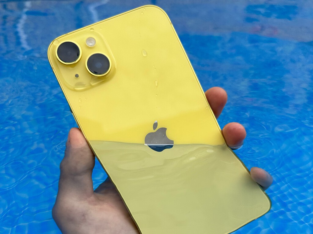 ¿Puedo mojar mi iPhone y hacer fotos bajo el agua?
Todo sobre su resistencia en la piscina y el mar