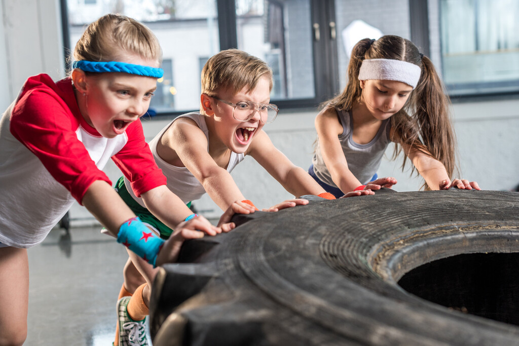 Los niños también pueden entrenar en el gimnasio: cómo y por dónde pueden empezar para hacer de ello un hábito seguro 