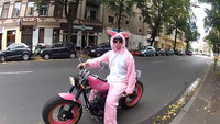 El conejo de Pascua se da una vuelta por Berlín en moto