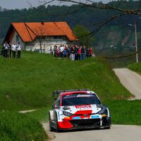Elfyn Evans aprovecha el accidente de Thierry Neuville para volver a ganar un rally en el homenaje a Craig Breen