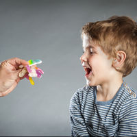 Jamás ofrezcas comida a un niño que no conoces