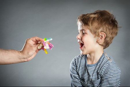 Jamás ofrezcas comida a un niño que no conoces