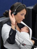 Las diputadas podrán votar a distancia durante el embarazo y la maternidad