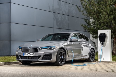 BMW 545e xDrive: el Serie 5 híbrido enchufable más potente llega con 394 CV y sin perder la etiqueta CERO
