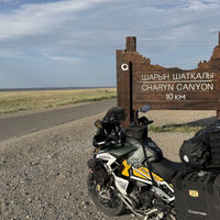 En Japón está el toro de Osborne más lejano del mundo. Un motero español ha recorrido 21.000 km en su Triumph Tiger para llegar hasta él 