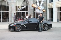 ¿Se puede cantar cuando vas de copiloto en un Nissan GT-R a toda velocidad? 