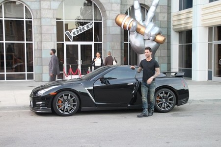 ¿Se puede cantar cuando vas de copiloto en un Nissan GT-R a toda velocidad? 