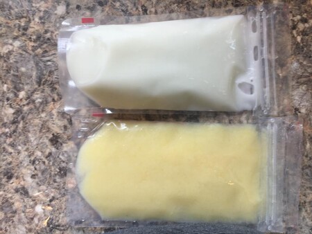 Dos bolsas de leche materna de diferente color que demuestran que es un líquido "inteligente"