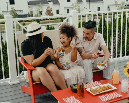Cinco sillas y mesas plegables perfectas para improvisar una cena en la terraza o el jardín desde 99 euros