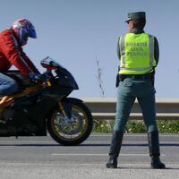Le retiraron el carnet hace diez años y se presentó en el cuartel de la Guardia Civil en moto. Luego reclamó la multa