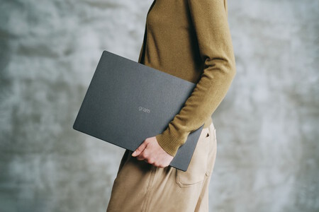 Laptop Key Visual 2025 Lifestyle Images Gram Pro Office Worker 06 02