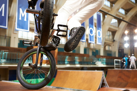 Jimmy Choo desfila en la Semana de la Moda de Londres subido en un skate