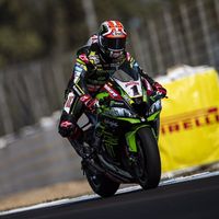 ¡Penalizado! Jonathan Rea pierde el podio y saldrá último en la Superpole Race por tirar a Alex Lowes