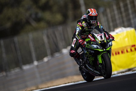 ¡Penalizado! Jonathan Rea pierde el podio y saldrá último en la Superpole Race por tirar a Alex Lowes