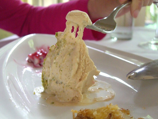 El helado que se estira como un chicle para engañar a los turistas que en  Turquía se come con cuchillo y tenedor