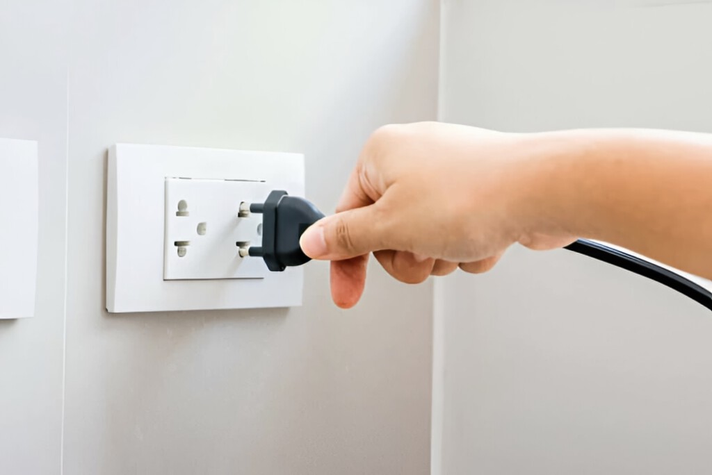 “Puede destruir todos los aparatos eléctricos”. Este electricista avisa sobre desenchufar los dispositivos si hay tormenta 
