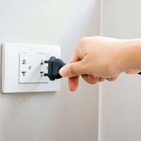 “Puede destruir todos los aparatos eléctricos”. Este electricista avisa sobre desenchufar los dispositivos si hay tormenta 