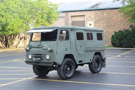 Este Volvo L3314 Laplander es una furgoneta camper vestida de camión militar que tiene hasta estufa de leña