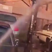 Dos mexicanos se la juegan contra el fuego en los incendios de Los Ángeles para salvar los autos clásicos de sus vecinos. Lo consiguieron.