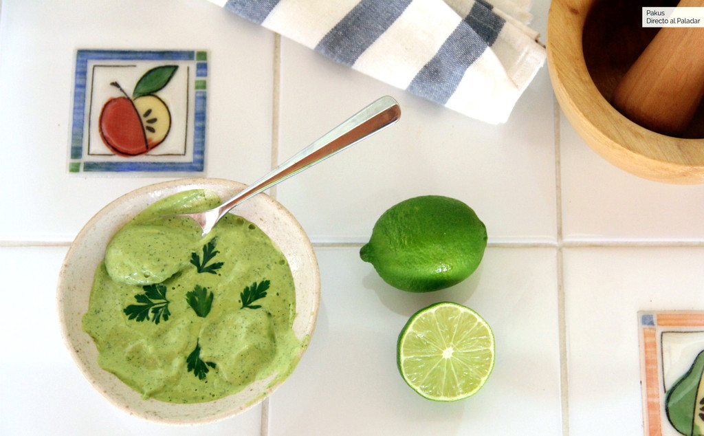 Mayonesa verde, la salsa picante y aromática que alegrará tus recetas de pescado