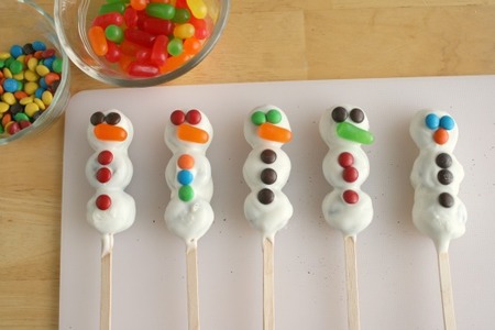 Sorprende a los niños con este postre navideño en forma de muñeco de nieve