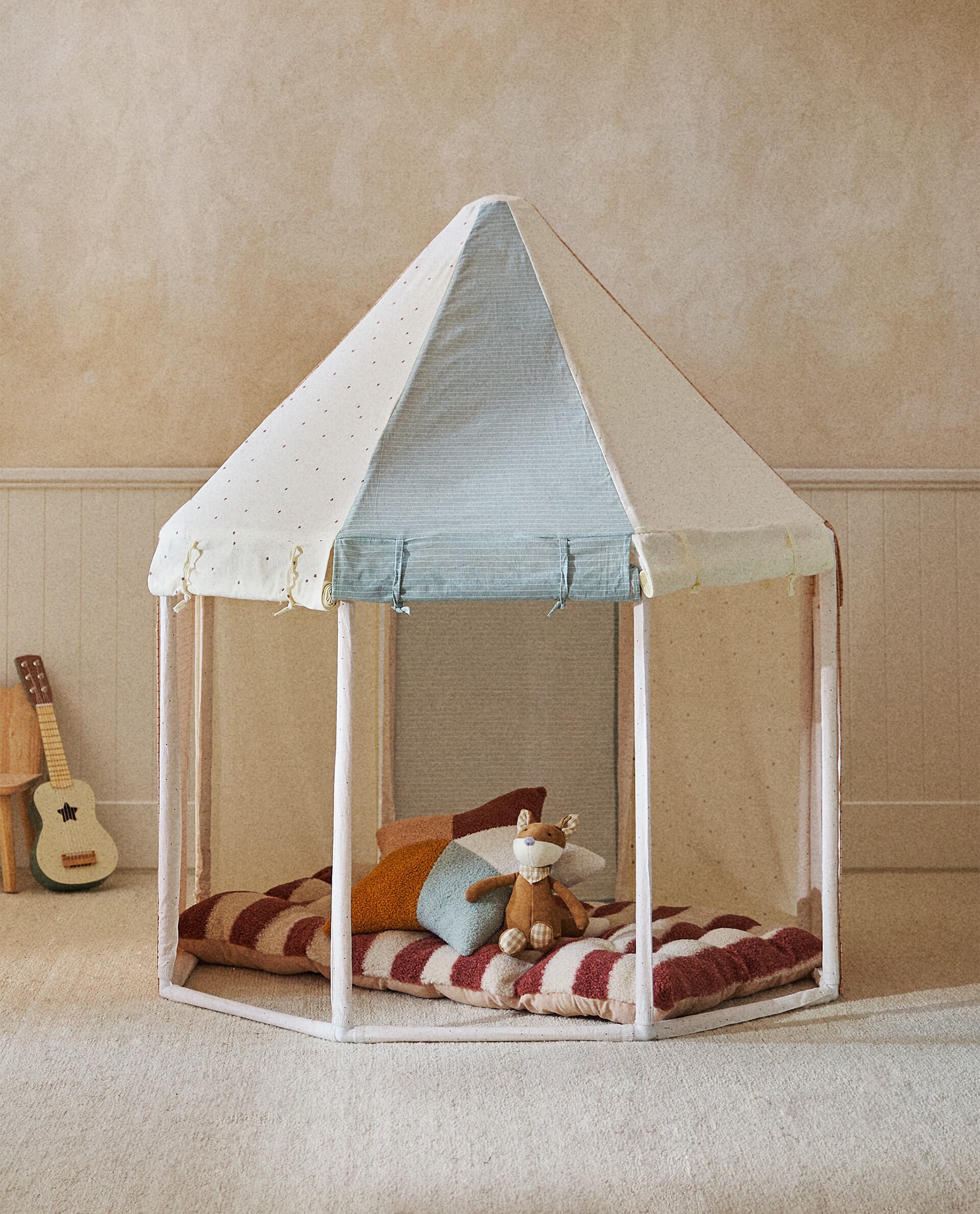 Tipi octogonal con estructura de madera y tejido patchwork con aberturas enrollables.