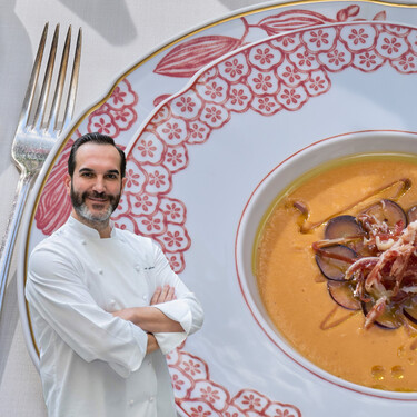 Con fruta y dos aceites distintos, el chef dos estrellas Michelin Mario Sandoval reinterpreta un salmorejo con un truco fácil y rápido 
