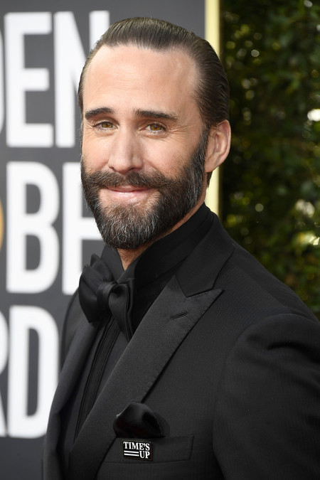 Joseph Fiennes sabe cómo lucir un tuxedo en monocromo para los Golden Globes