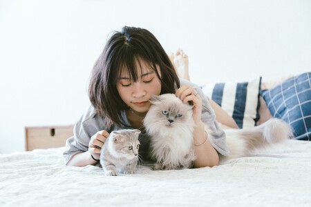 Una mujer con sus gatos