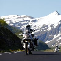 Cigarros encendidos contra motoristas. El otro peligro que nadie cuenta en la carretera: basura que los coches tiran a las motos 