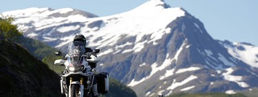 Cigarros encendidos contra motoristas. El otro peligro que nadie cuenta en la carretera: basura que los coches tiran a las motos 