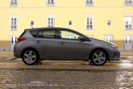 Toyota Auris 2013, vista lateral